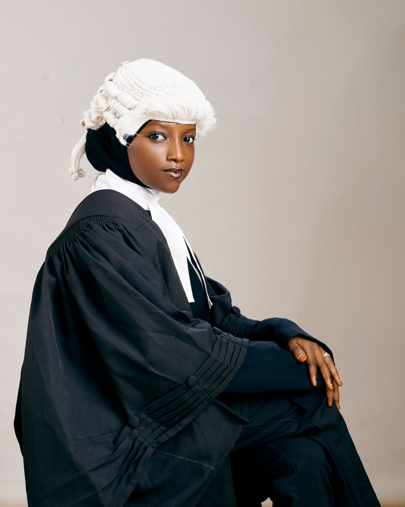 Avocate en tenue professionnelle