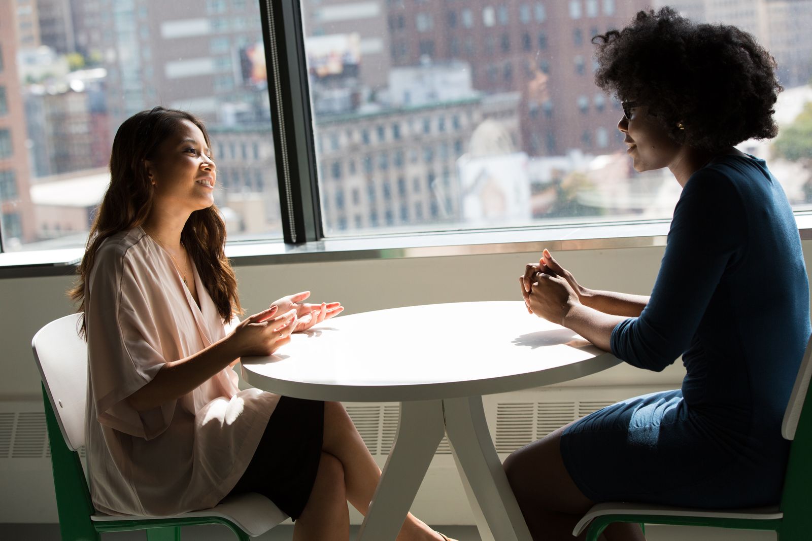 Femmes d'affaires en conversation